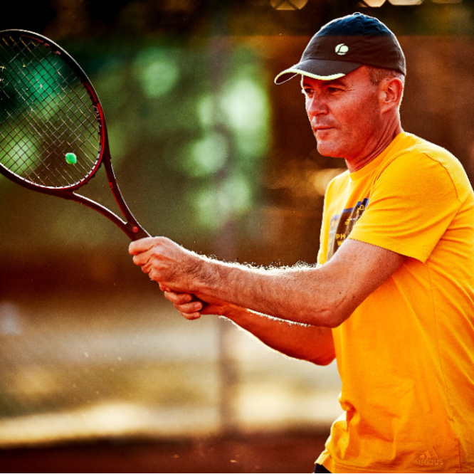 Senior Tennistræning for let øvede. tryout image