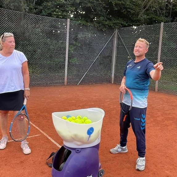 laer-at-spille-tennis-for-voksne-i-maj-18-ar-1681999433