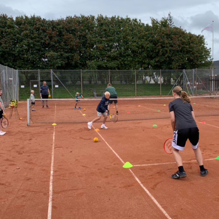 familietennis-med-born-fra-6-11-ar-1696840211