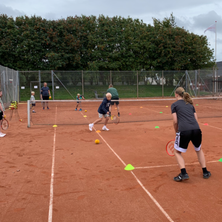 Familietennis med børn fra 6-11 år tryout image