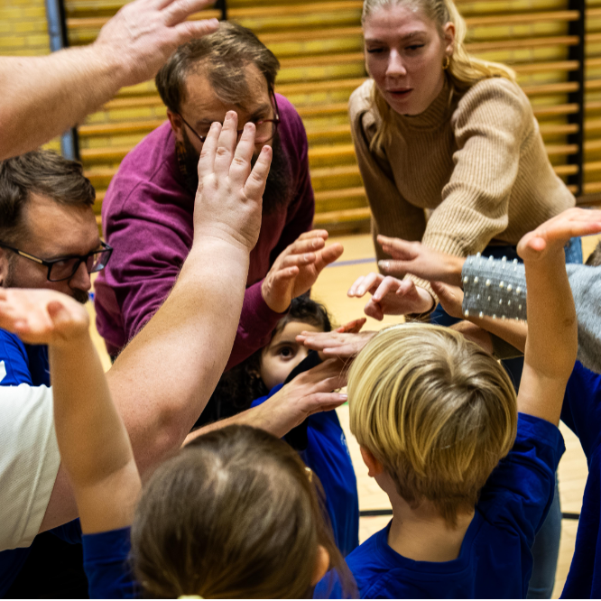 Tumle med football for 4-8 årige tryout image