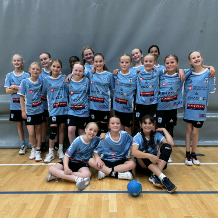 U11 piger træning. Hver mandag og torsdag. tryout image
