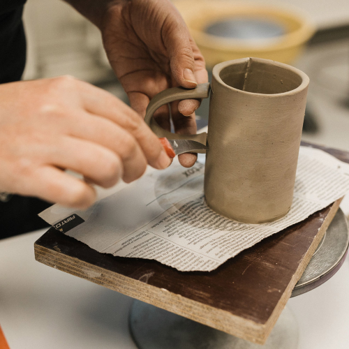 Keramik: Kaffe, kage og krøllede krus tryout image
