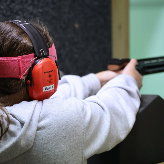 Pistolskydning indenfor tryout image