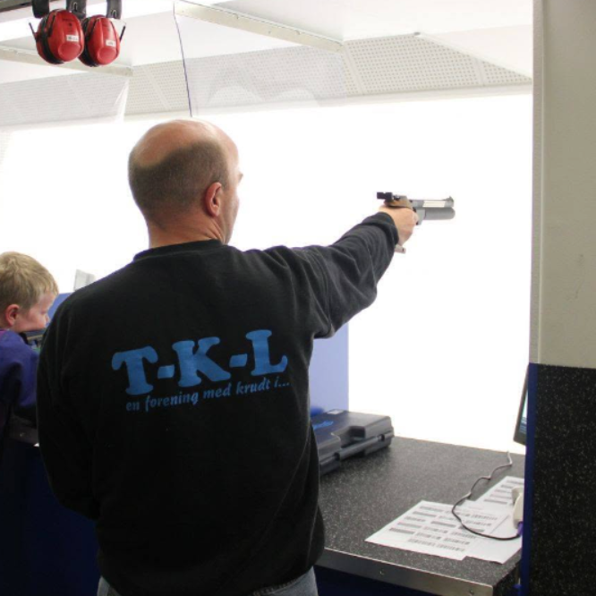 Pistolskydning indenfor tryout image