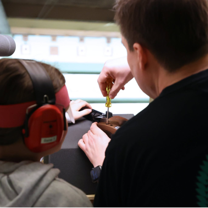 Pistolskydning indenfor tryout image