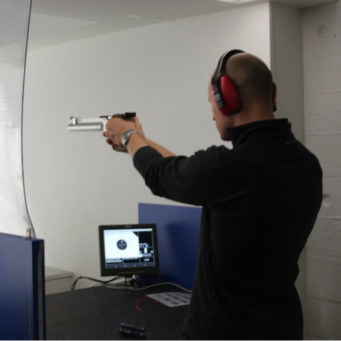 Pistolskydning indenfor tryout image