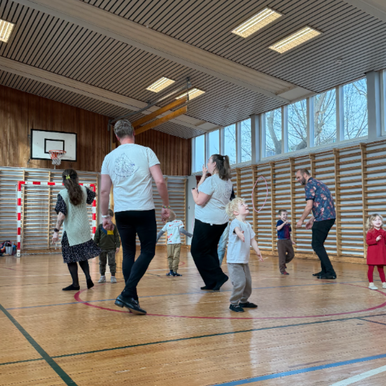 Folkedans for børn 2-6 år - Familieholdet tryout image